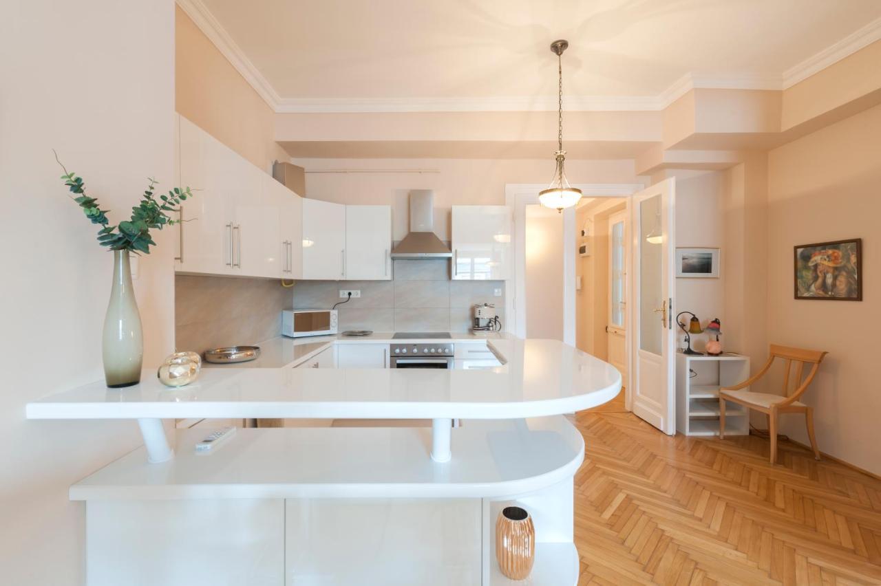 Opera & Basilica 2 Bedrooms With Balcony Budapešť Exteriér fotografie